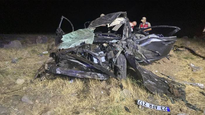 Elazığ’da otomobil yol kenarına devrildi: 2 ölü, 3 yaralı