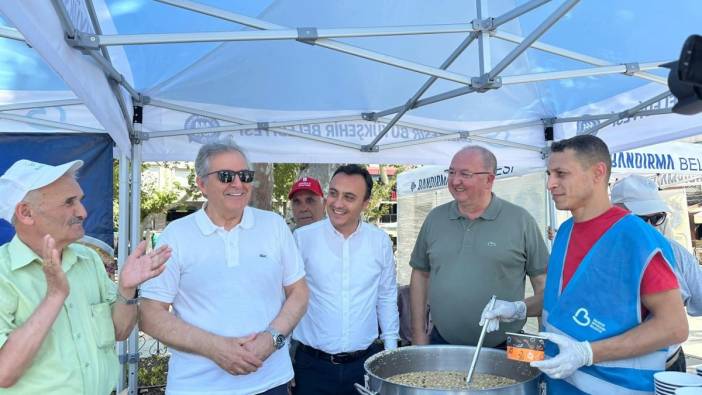 Aşure, Bandırma'yı birleştirdi: Belediye Başkanı hayırda yarıştı