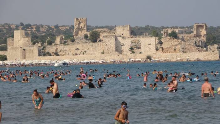 Sıcaktan ve nemden bunalanlar sahile koştu