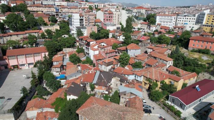 Bir dönemin parlayan mahallesi, bugün zamana direniyor