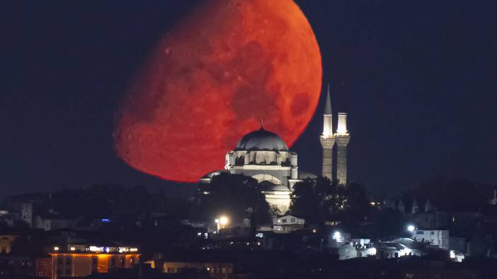İstanbul'da Ay, Beyazıt Camisi ile birlikte görüntülendi.