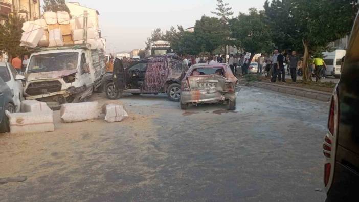 Bitlis’te freni boşalan tır, 8 aracı kullanılmaz hale getirdi