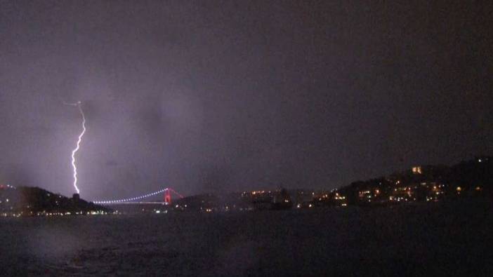 İstanbul'da şimşekler geceyi aydınlattı