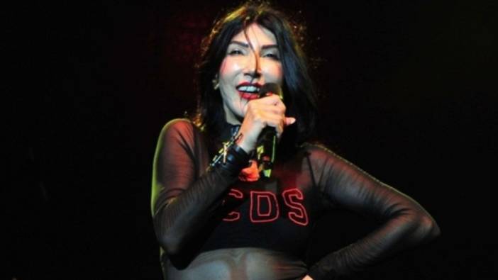 Hande Yener'den sahnede 'diploma' göndermesi