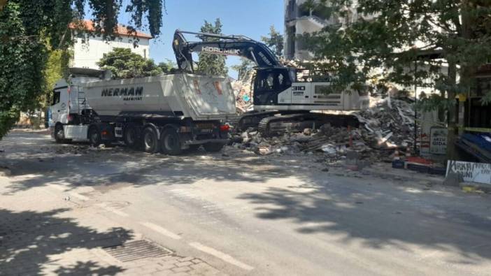Sındırgı’da hasarlı binaların yıkımına başlandı