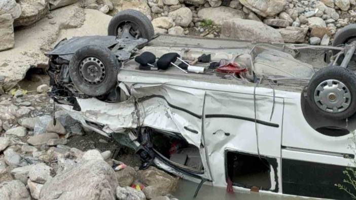 Piknikten dönen ailenin aracı dereye uçtu: 6 yaralı