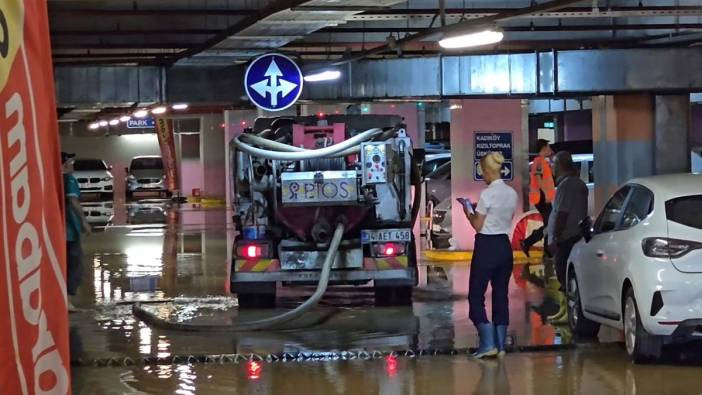 Kazı sırasında su borusu patladı. AVM otoparkını su bastı