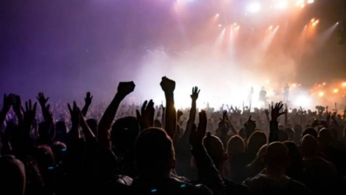 Aracında ceset bulunan şarkıcı turnesini iptal etti