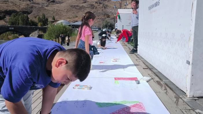 "Özgür Filistin"in resmini 250 metrelik tuvale çizdiler