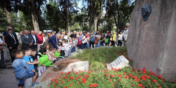 Atatürk'e annesinin mezarından çiçek!
