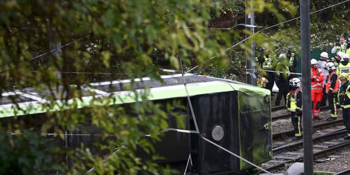 Londra’da tramvay devrildi: Ölenler var!