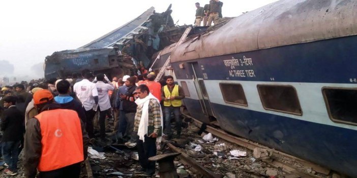 Hindistan'da tren kazası! En az 90 ölü