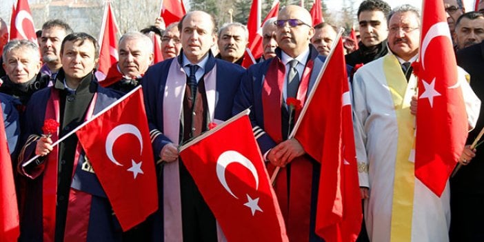 Şehitler için cübbelerle protesto gösterisi yaptılar!