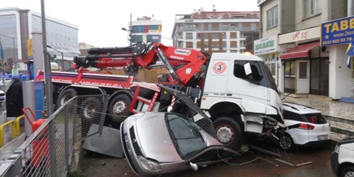 İstanbul'da vinçli kamyon 8 aracı ezdi