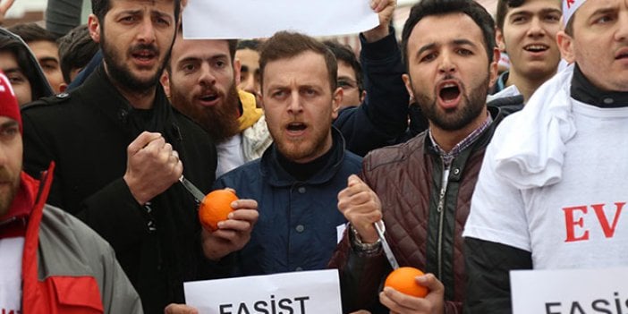 "Reis'in Gençliği", Hollanda'yı portakal bıçaklayıp içerek protesto etti