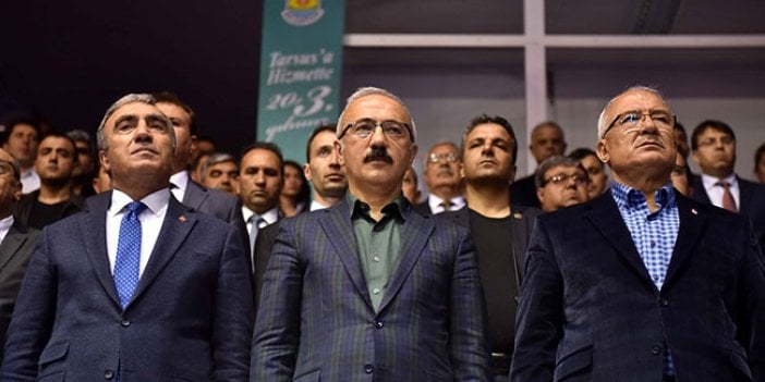 MHP'li Başkanlar, AKP'li Bakanın etrafında hazır kıta bekledi