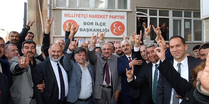 Türkeş'in rabia ve bozkurtlu fotoğraflarına tepki yağıyor