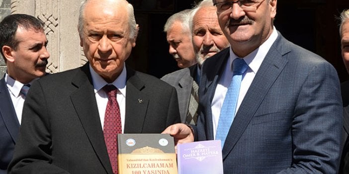 AKP'li Başkandan Bahçeli'ye hediye