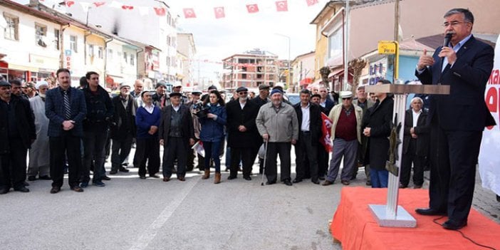 AKP'li Bakanı Sivas'ta 40 kişi dinledi