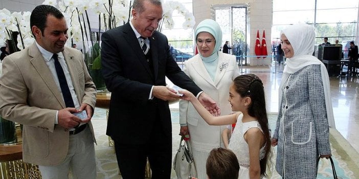 Suriyeli aile kimliklerini Erdoğan'ın elinden aldı