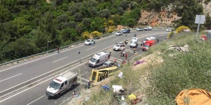 Tur minibüsü devrildi: 24 ölü