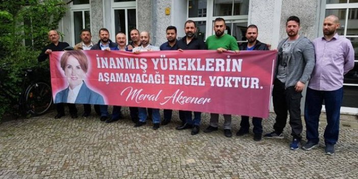 Almanya'daki Türklerden Akşener pankartları
