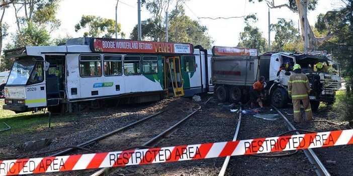 Avustralya’da tramvay ve kamyon çarpıştı