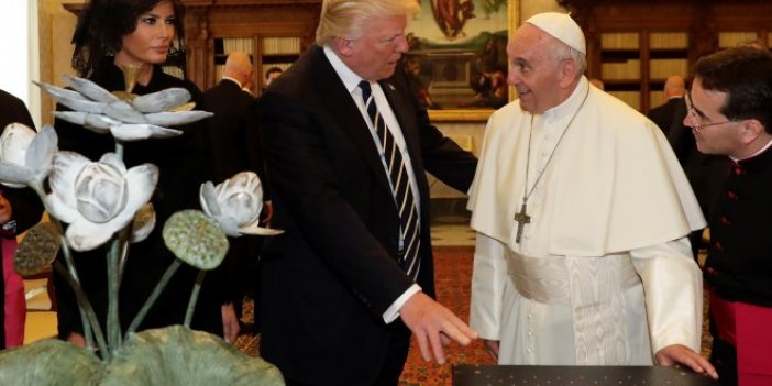 Melania Trump, Arabistan'da değil Vatikan'da başını örtmeyi tercih etti
