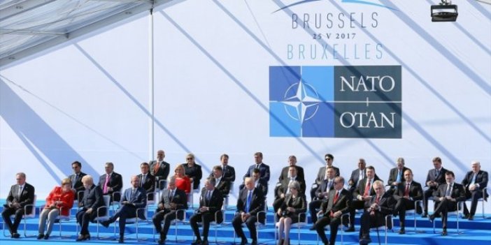 NATO'da zirvesinde dikkat çeken oturma düzeni