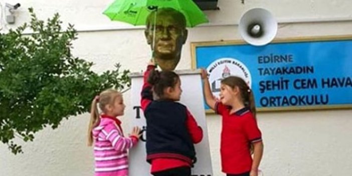 Atatürk'ü yağmurdan koruyan minikler