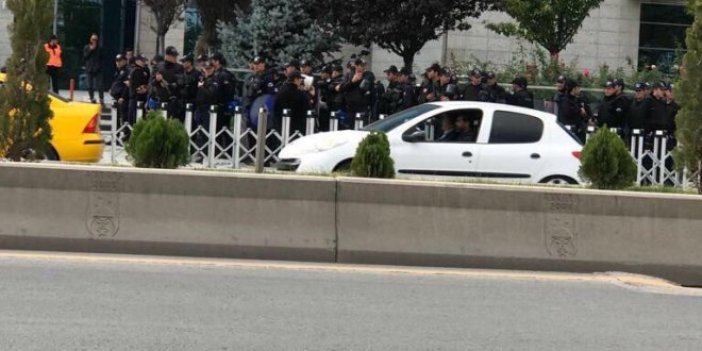 Belediye önünde polis barikat kurdu: Ankara'da neler oluyor?