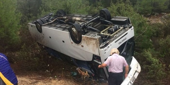 Antalya'da tur midibüsü devrildi: ölü ve yaralılar var