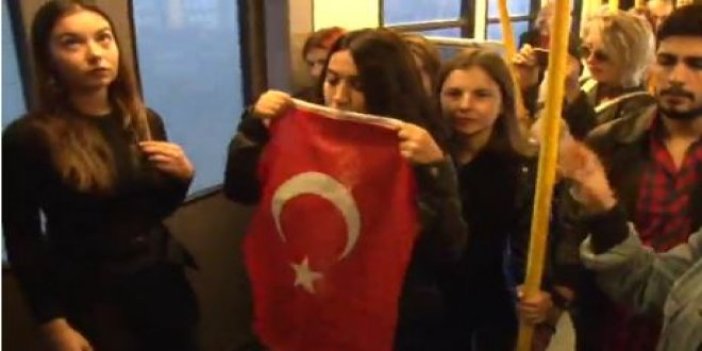 İzmir metrosunda İstiklal Marşı'na 10. Yıl Marşı ile cevap