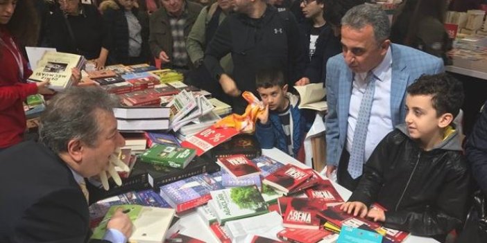 Akşener'le ilgili kitap yazan Sabahattin Önkibar'a yumruklu saldırı