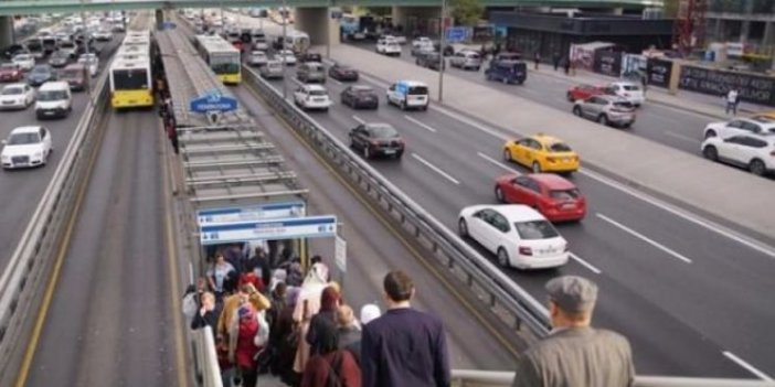 Metrobüs turnikesinin önünde bekliyorlar! Ayda 5 bin TL kazanıyorlar