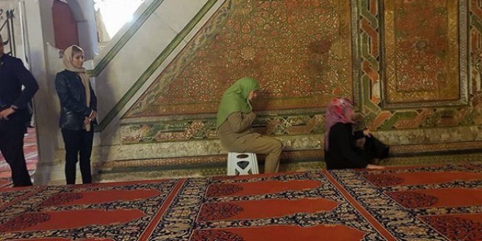 Meral Akşener'in namaz kıldığı Eski Cami'deki tarihi ayrıntı