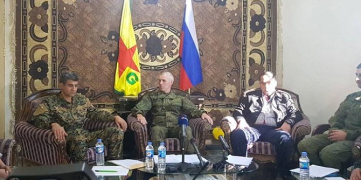 Rus komutanla PYD'li terörist basın açıklaması yaptı