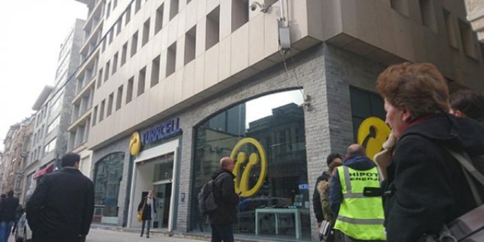 İstiklal Caddesi'nde kadının başına tahta düştü