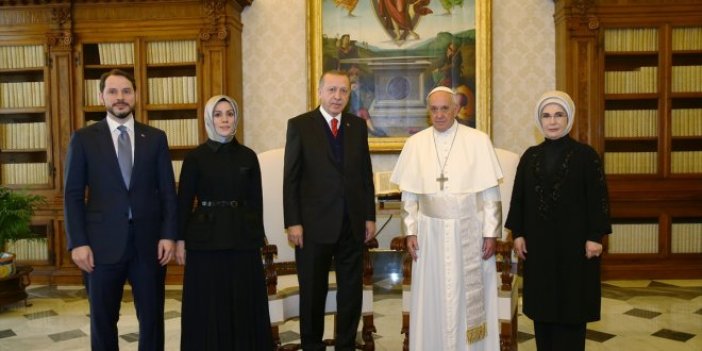 Erdoğan ve Trump, Papa ziyaretinde aynı pozu verdi!
