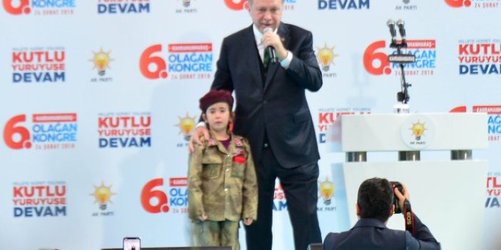 Erdoğan bordo bereli küçük kızı yanına çağırdı