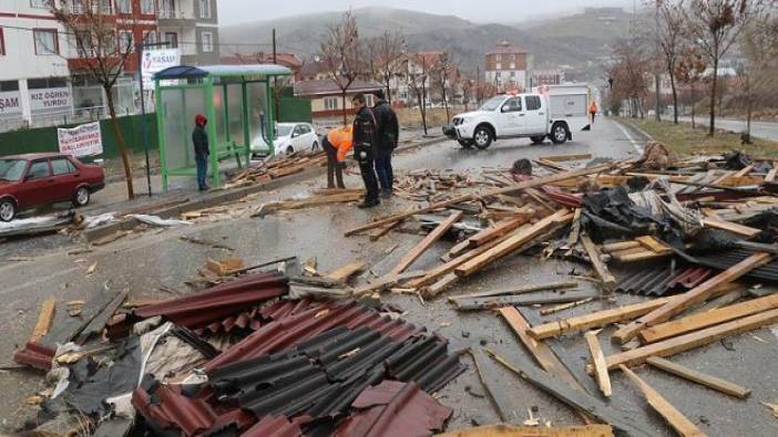 Şiddetli rüzgar çatıları uçurdu (04 Mart 2018)