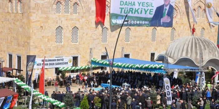 Giresun'da camiye Erdoğan afişleri