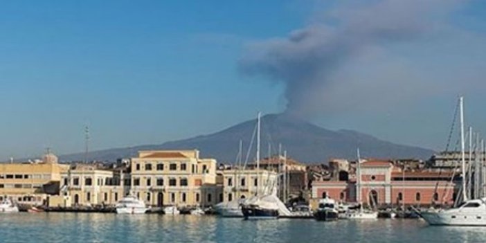 Etna Yanardağı denize kayıyor