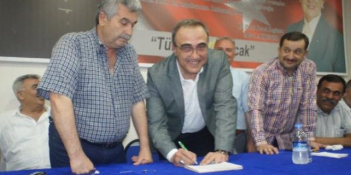 MHP'li başkan İYİ Parti rozetini taktı