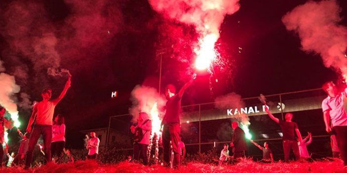 İYİ Parti'den Kanal D ve CNN Türk önünde protesto