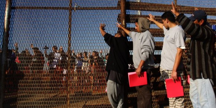 Kaçak göçmenler federal hapishanelere gönderildi