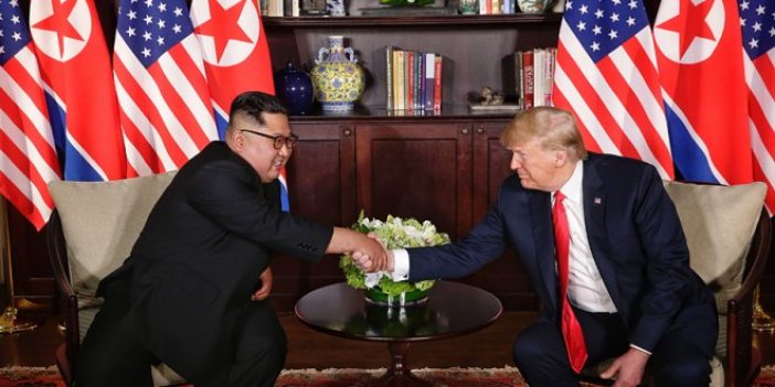 Trump ve Kim Jong-un bir araya geldi