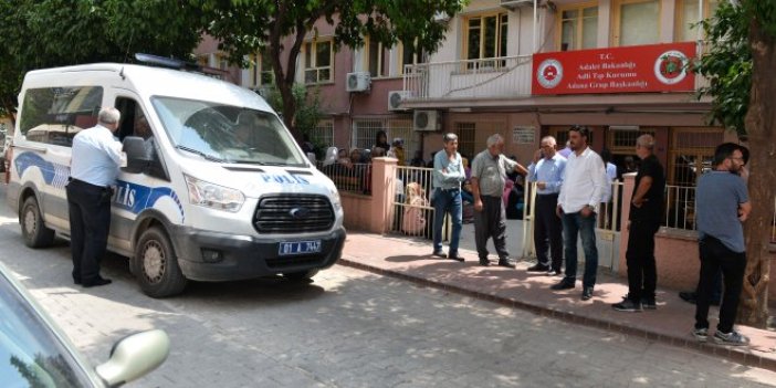 Halk otobüsünün kapısına sıkışıp öldü