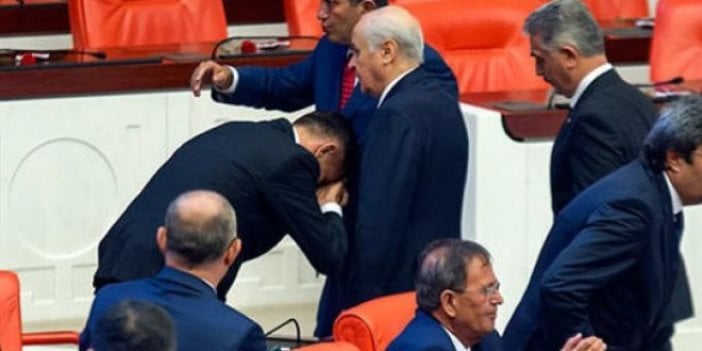 Bahçeli'nin elini öpen vekilden açıklama