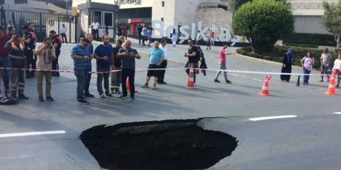 Dolmabahçe'de yol çöktü